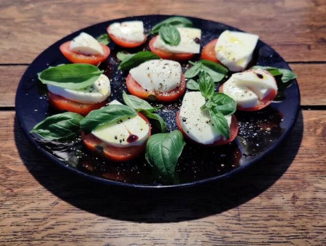 Just wanted some fresh stuff to eat. Ended up with photohworthy stuff and had to do a quick shooting.  #foodporn #foodphotography #food #tomatoes #mozzarella #macrophotography