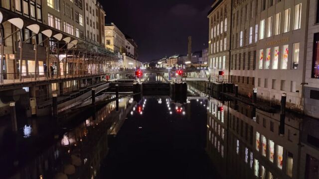 Water ways in the inner city in Hamburg  #hamburg #schleusen #wasser #priel #xmas #photography #nightinthecity #nightphotography #night