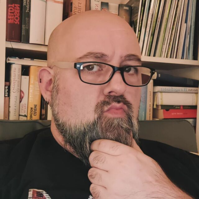 Denkerpose... Oder wie ich das erste Mal die Lesebrille länger verwende und die eigentlich gar nicht mehr so scheiße finde. Ich mein, für 3 € bei Aldi kann man nichts dagegen sagen ;)
Im Hintergrund Bücher. Fürs Foto. Es ist nicht mein Regal und ich lese andere Bücher. Seit 10 Jahren gilt sich das Regal auch nicht mehr offline, sondern nur noch der digitale Speicher auf dem Lesegerät. Auch wenn ich bin und wieder vermisse mit einem aktuellen Bücherregal zu flexen ;)
Aber dafür nimmt es wohl doch zuviel Platz weg, da kann man viel besser Star Wars Kram hinstellen 😬